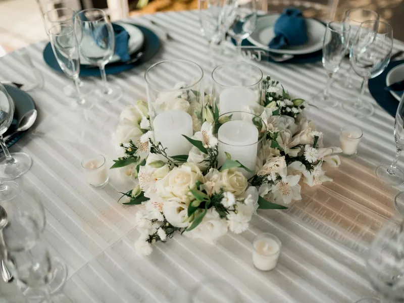 Mesa de boda montada con velas