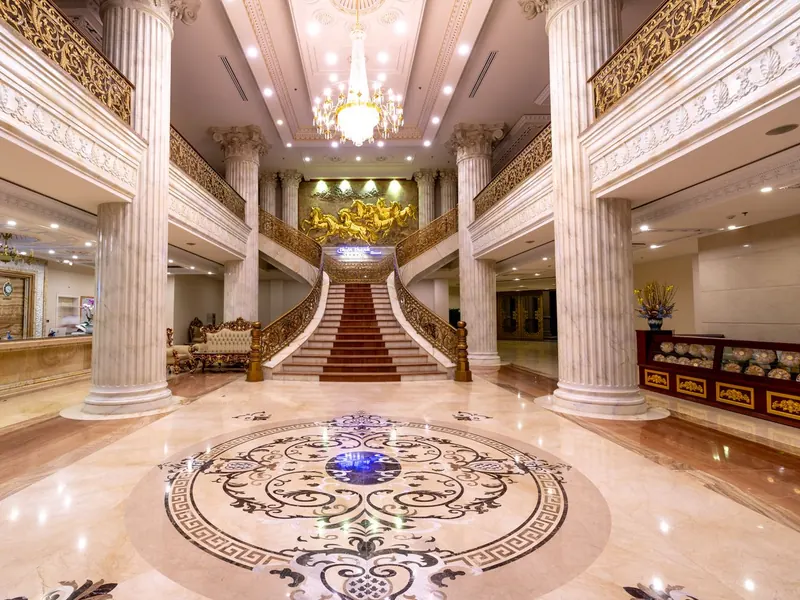 Recepción de hotel iluminada