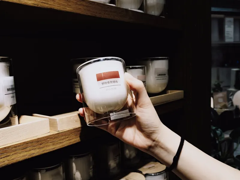 Estantería de tienda con velas aromáticas