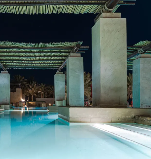 Piscina iluminada de noche