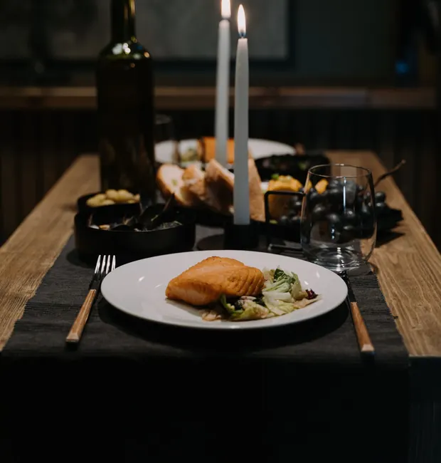 Mesa de restaurante con velas altas