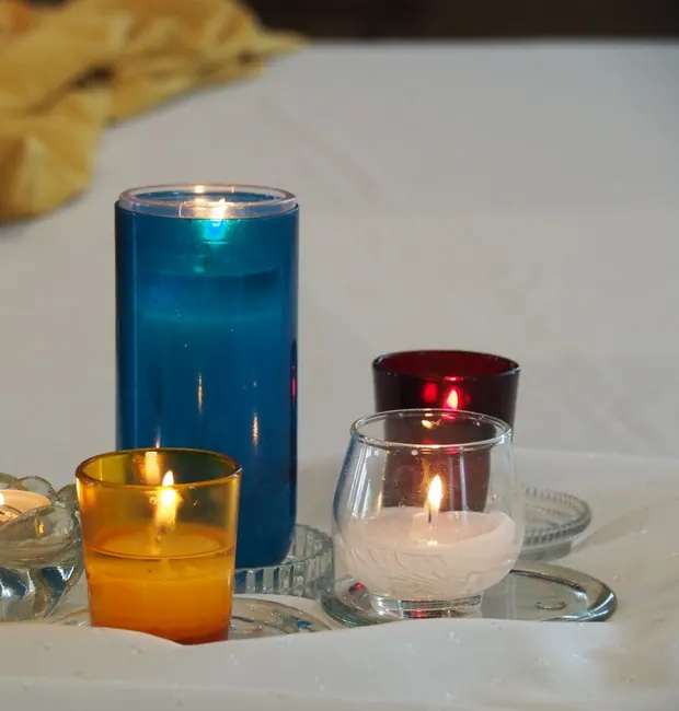 Velas encendidas sobre lino blanco
